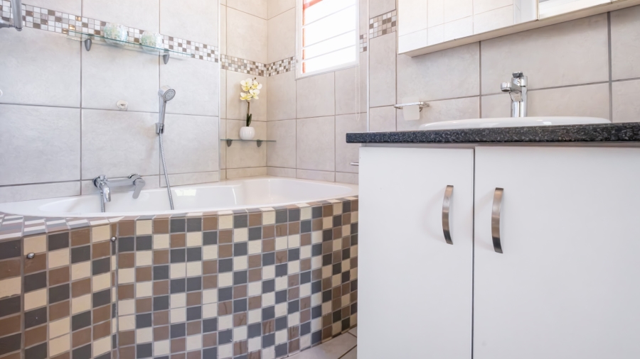 4 Bedroom Property for Sale in Heatherlands Western Cape